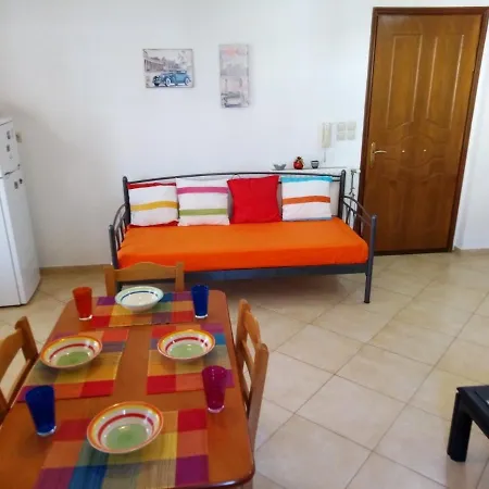 Delicatessen House ليونِذيو